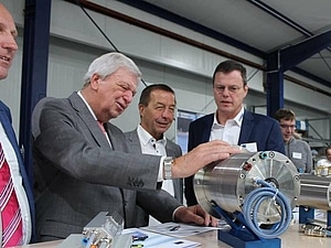 CHRIST Feinmechanik | News | Ministerpräsident Bouffier bei CHRIST-Feinmechanik